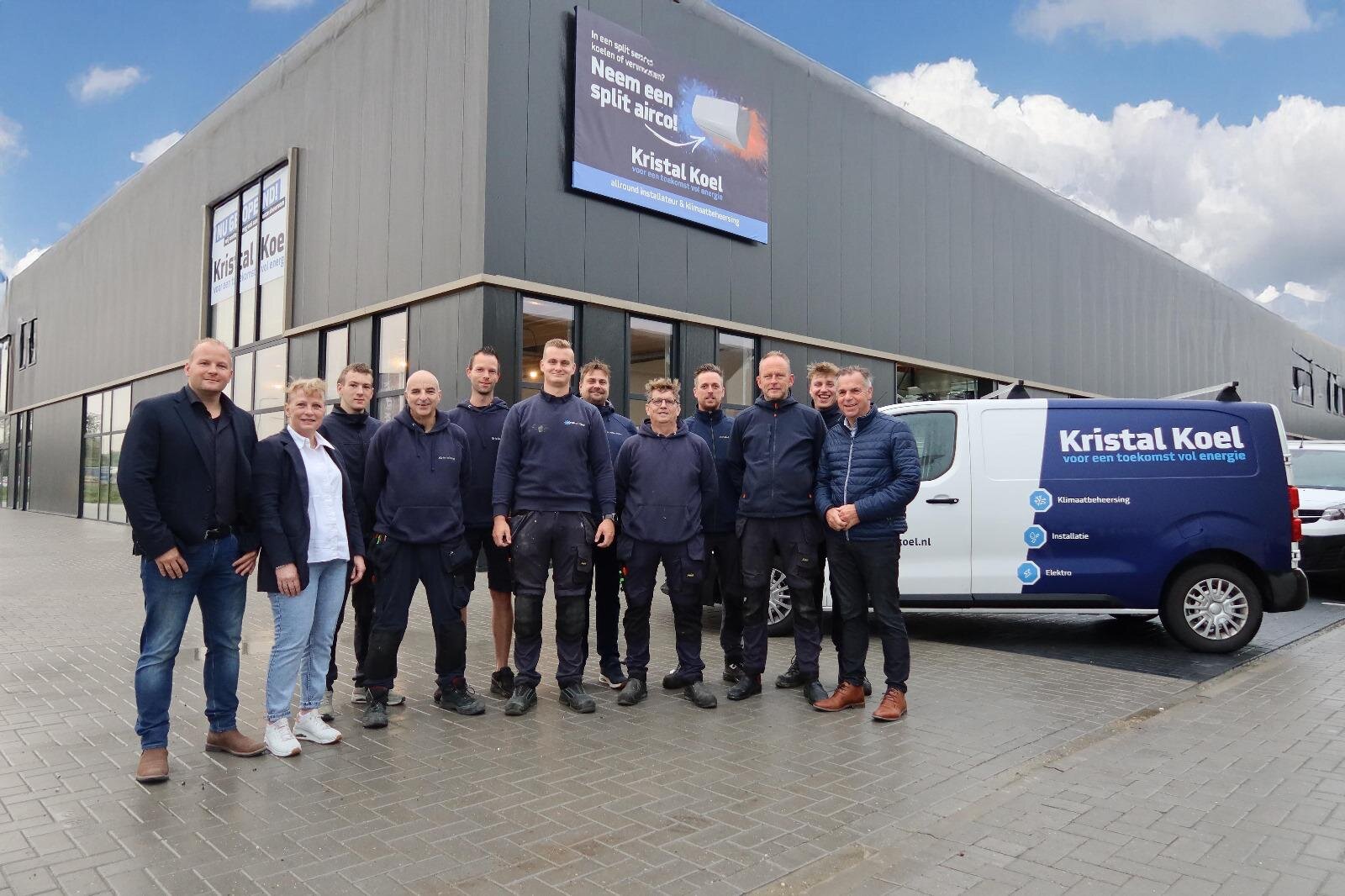 Team voor het bedrijfspand met Kristal Koel-bedrijfswagen